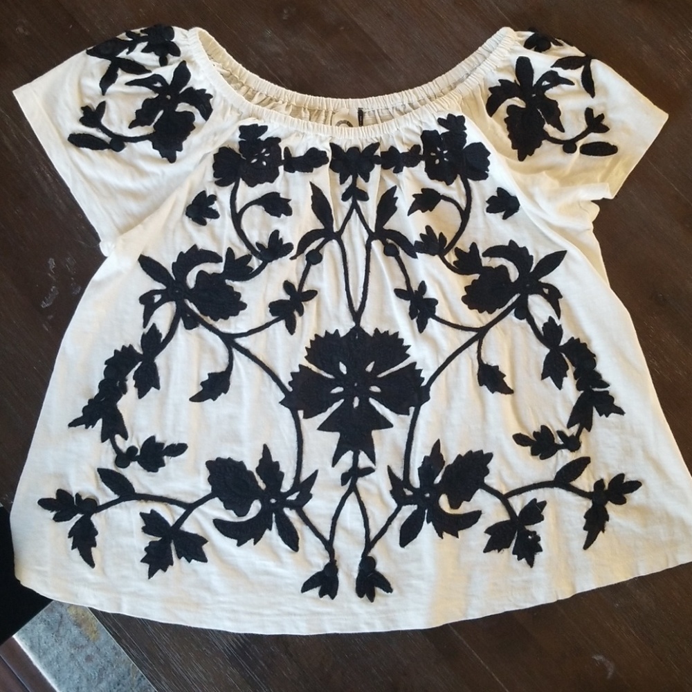Anthropologie Akemi+Kin embroidered top